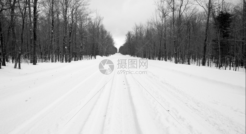 在美国北部的州公路上图片