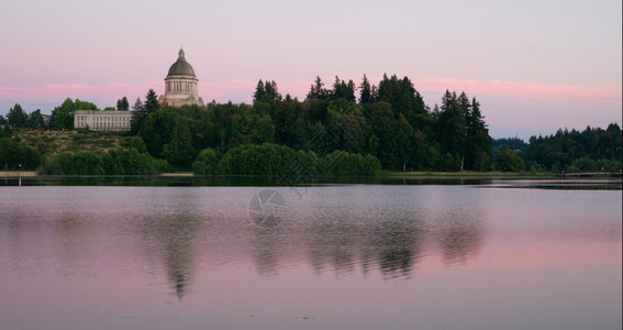 首都在华奥林匹亚黄昏时位于同名湖中图片
