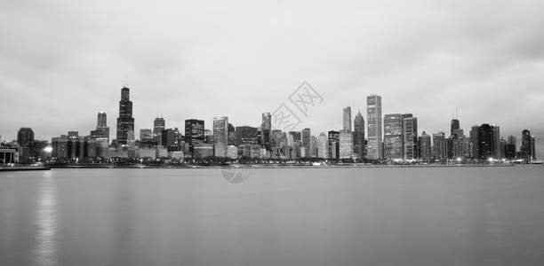 高对比度日出照亮芝加哥市中心长的天线图片