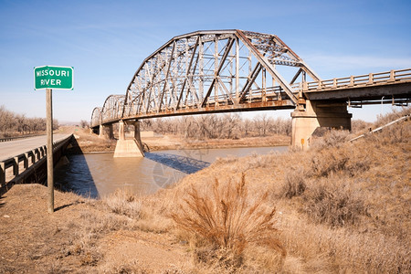北方干燥的冬天一座未使用的铁路桥生锈图片
