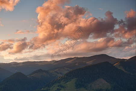 美丽的山日落喀尔巴阡山脉乌克兰图片
