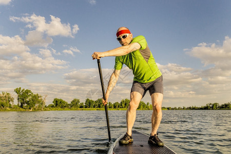 在科罗拉多州柯林斯堡的一个当地湖上站起桨板图片