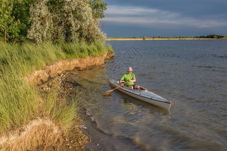 在科罗拉多北部的湖上划一条甲板远足独木舟图片