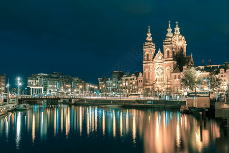 阿姆斯特丹运河和荷兰圣尼古拉斯巴西利卡的夜间城市景色长期接触图片