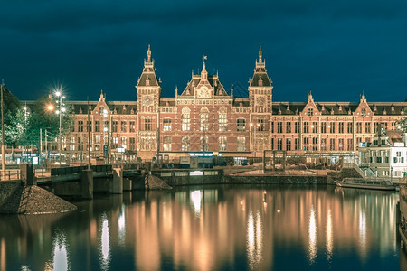 荷兰阿姆斯特丹运河和Centraal站夜市景长期接触图片