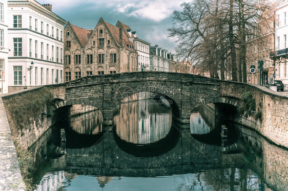 比利时布鲁日运河和桥的景色城市象图片