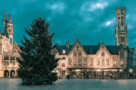 在比利时布鲁日Bruges的中世纪圣诞汉堡广场的景色城市象图片