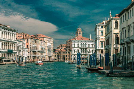 大运河有船和瓦波雷托停在夏天阳光明媚的日子里意大利威尼斯图片
