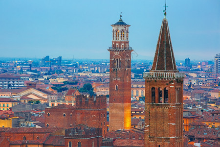 与圣阿纳斯塔西亚教堂和TorredeiLamberti或兰贝塔的Verona天线在夜间意大利PiazzaleCastelSanP图片