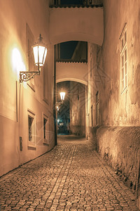 晚上在捷克布拉格马斯特纳老城的旧小街上被围起来用凉爽的音调图片