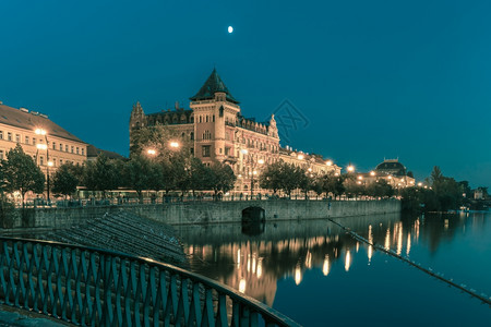 捷克布拉格的斯梅塔诺沃海滨夜景图片