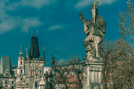圣奥古斯丁雕刻着燃烧的心雕塑手在捷克布拉格CharlesBridge上践踏异教书籍图片