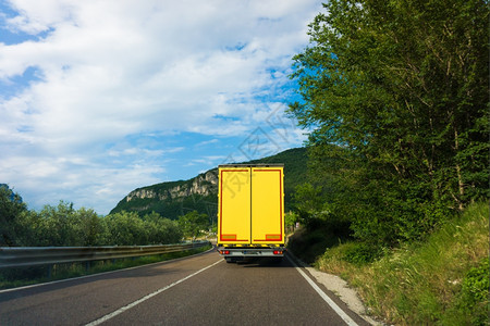 货物运输黄色卡车图片
