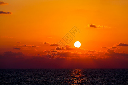 美丽的日落好海中出图片