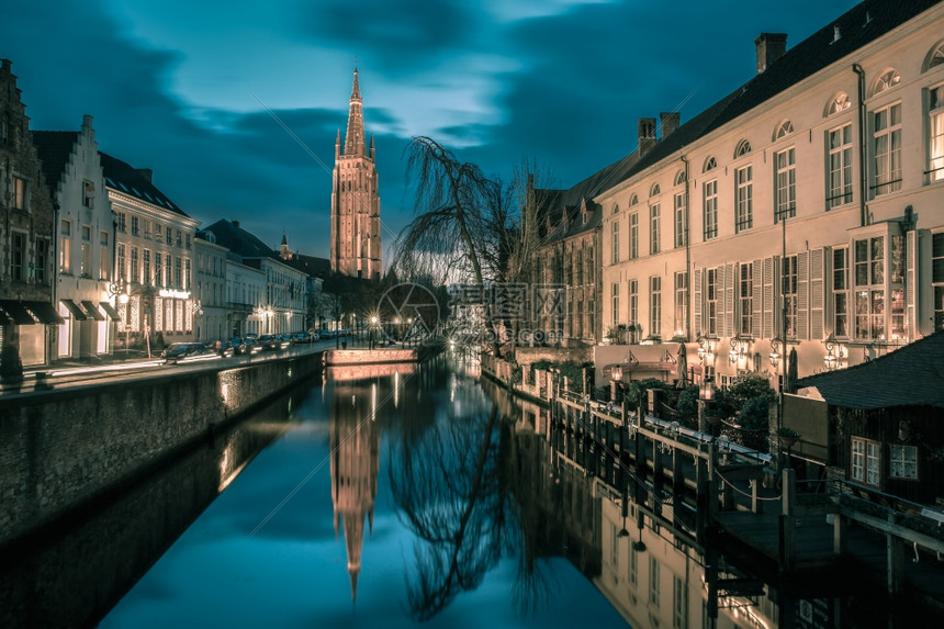 在比利时布鲁日落在比利布鲁日落以中世纪童话运河和觉间迪杰佛圣母教堂的中世纪童话运河为景色城市象图片
