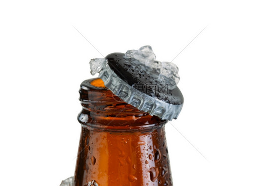 贴近啤酒瓶颈的外观上面盖着冰和凝结以水平格式排列孤立在白色上聚焦在瓶盖上浅的面积图片