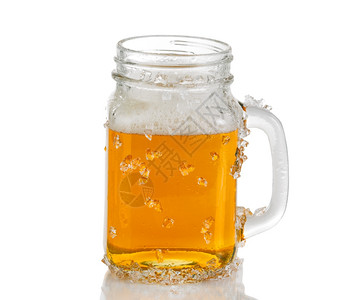 玻璃罐里有冰冷的安柏啤酒白底面与反光隔绝图片