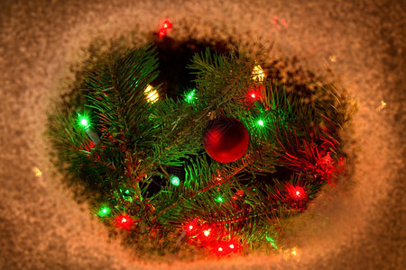 红色圣诞装饰品和灯光挂在真正的fir树枝上有雪的边界图片