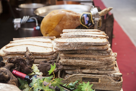 面包片新鲜蔬菜酒火腿在西班牙的集市上图片