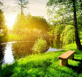 夏季公园中靠近河边的伍德长凳图片
