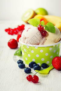 粗熟的冰淇淋和水果图片
