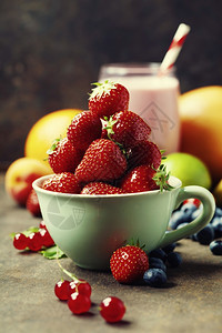 杯子里的草莓冰淇淋和新鲜水果图片
