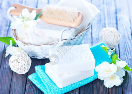 白芳香肥皂和桌上的花朵图片