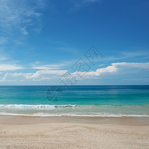 海浪和蓝天空图片