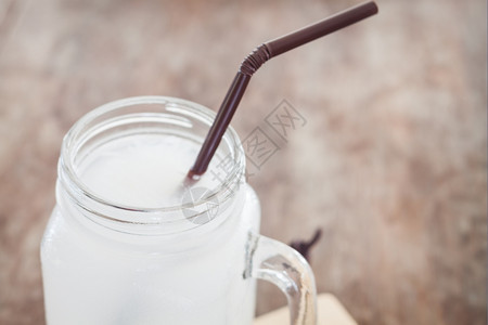 新鲜椰子水杯鱼群照片图片