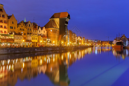 波兰Gdansk老城DlugiePobrbrzeze和Motlawa河夜间旧港口起重机和城市大门ZurawZuraw图片