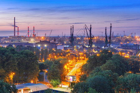 夜间波兰格丹斯克造船厂的航空工业景象图片