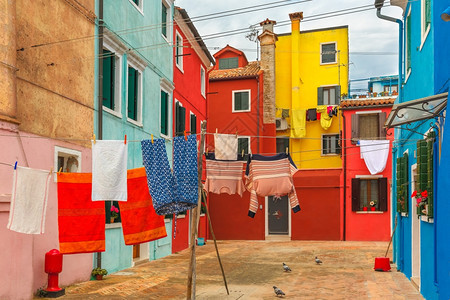 在意大利威尼斯著名的布拉诺岛与多彩的房屋与干洗衣房挂在一条绳子上图片