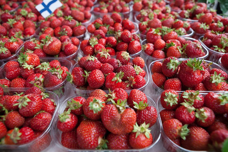 新鲜的多汁草莓在市场上图片