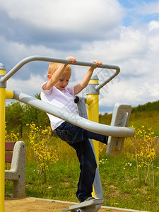 男孩在游乐场玩得开心孩子在户外玩耍活跃的童年孩子在游乐场玩得开心图片