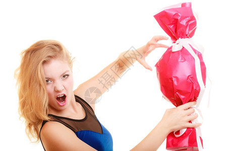 人们庆祝节日爱与幸福的概念带着大红礼糖的笑女孩图片