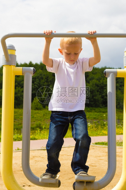 男孩在游乐场玩得开心孩子在户外玩耍活跃的童年孩子在游乐场玩得开心图片