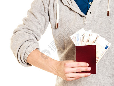 旅游者持有满是钱的护照暑假旅行孤立于白种背景图片
