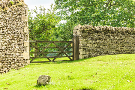 自然夏季风景英国BiburyEngland村干岩墙上的乡村景色和锈铁门图片