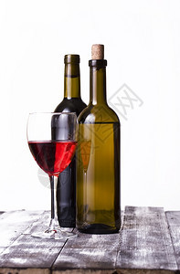 白葡萄酒和红在粗板上没有标签和葡萄酒杯图片