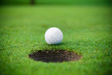 高尔夫球和洞图片