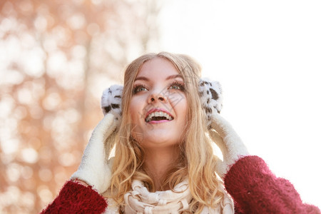 穿着耳膜和毛衣的美丽年轻女孩快乐秋冬时装图片