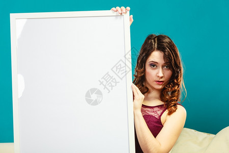 广告概念高雅的年轻女拿着空白的演示板展横幅的姑娘签名广告牌复制文本空间图片