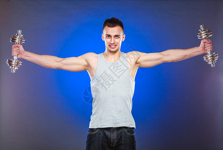年轻的男性展示锻炼肌肉的健壮图片