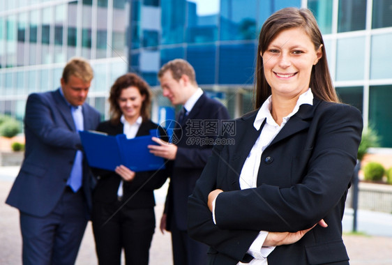 商业界人士群体商业界女领导人在前台图片