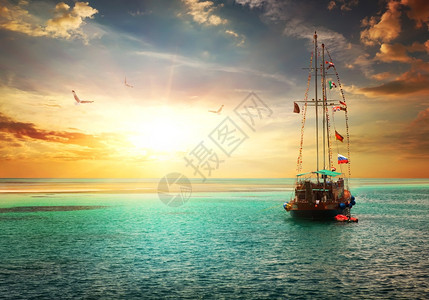 海中游艇上美丽的日落图片