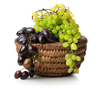 绿葡萄和紫在一篮子中孤立在白色图片