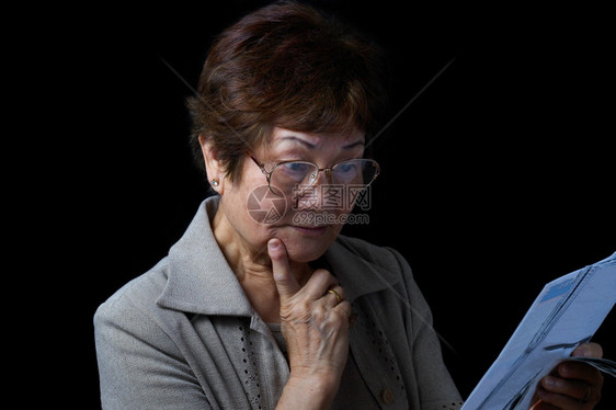 老年女人对账单很惊讶黑人背景图片