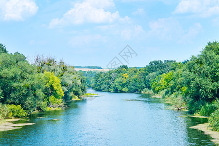 乌克兰河大和蓝天图片