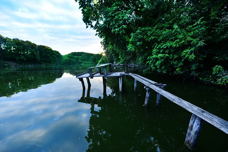 克里米亚夏季湖日落森林湖图片