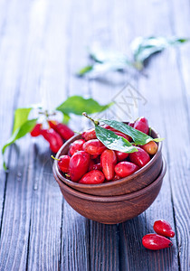一张桌上的红玉米莓图片